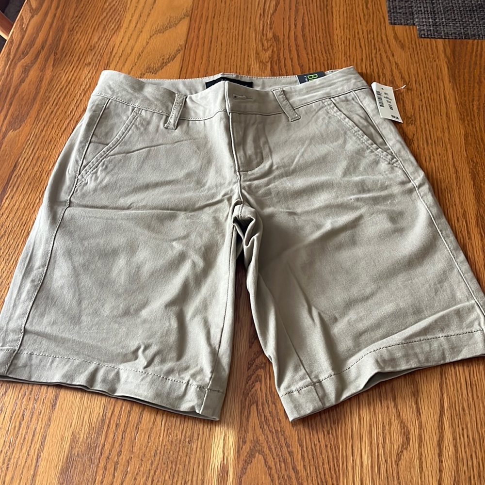 Brand New with tags Aeropostale khaki Bermuda shorts size 000.